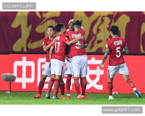 恒大与上港激战正酣球迷热情高涨精彩瞬间回顾